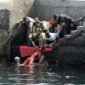 Siete personas han muerto, entre ellos tres niñas, al volcar un cayuco con 152 migrantes en el puerto de El Hierro